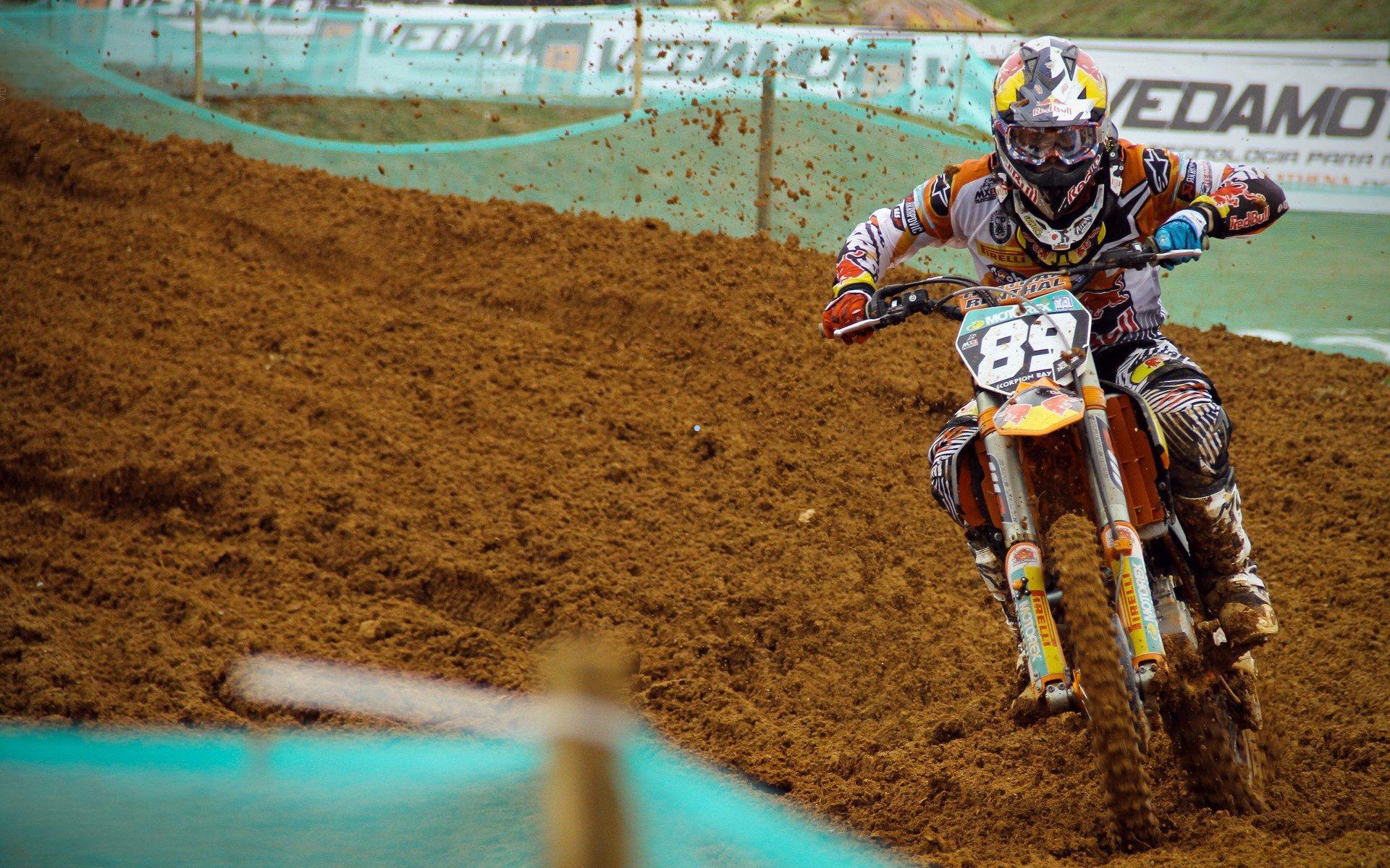 ACE雨中绽放,王欣瑜发球制胜轰出六记ACE挺进十六强